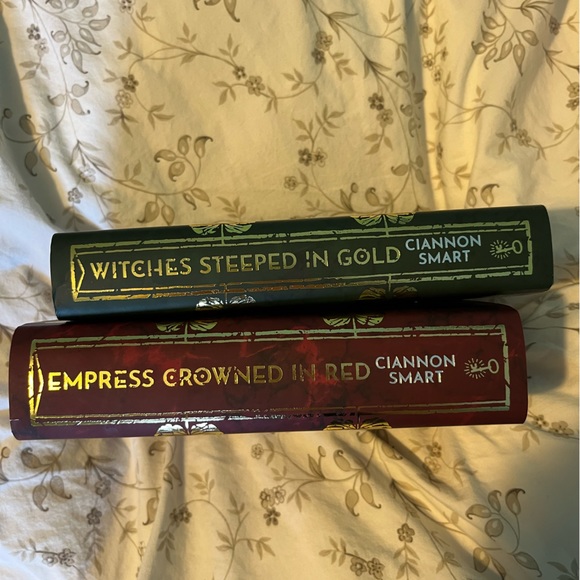Witches Steeped in Gold and Empress Crowned in Red Fairyloot editions - Picture 3 of 5